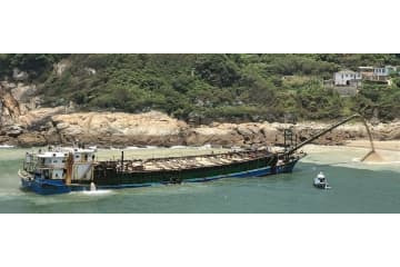 中国船、台湾で違法に砂採取 画像