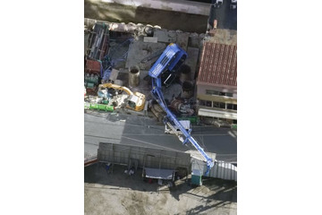 現場で重機倒れ一時停電、大阪 画像