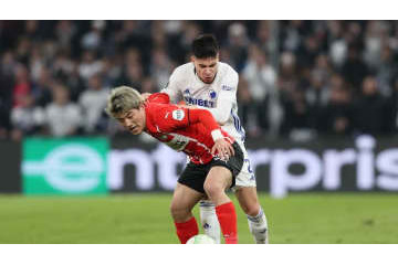 堂安もしてやったり！？PSV、「睡眠妨害作戦」の敵ファンを騙す 画像