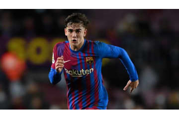 バルセロナの神童17歳ガビ、いい子！怪我した先輩をおんぶしてあげる 画像