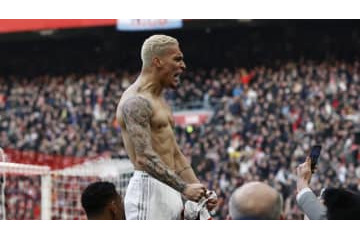 子供の前で大人が“盗んだ”アヤックスFWのユニフォーム返還　小児病院に寄付へ 画像