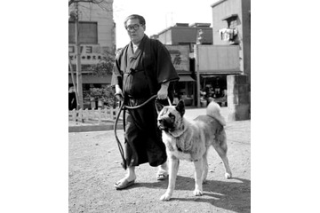 ＜あのころ＞社会党の浅沼委員長が散歩 画像