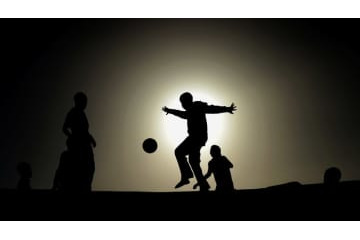 すごすぎる…「癌で片腕を失った」審判、試合に復帰 画像