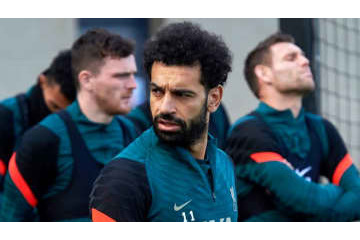 サラー、いらつく！リヴァプール同僚の胸をド突く 画像