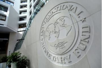 日本の成長率2.4％に下げ 画像