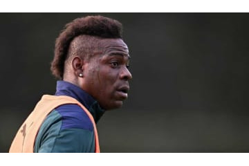 バロテッリ、弟にスリッパを投げつけて転ぶ 画像