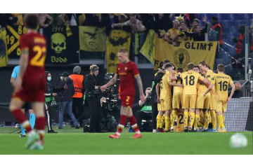 警察介入の壮絶乱闘…ローマGKコーチが相手監督を“首絞め”襲撃か 画像