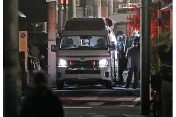 男立てこもり、銃で自殺か 画像