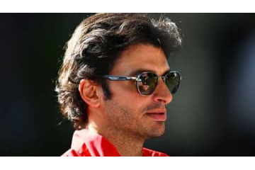 F1ドライバーのサインツ、レアルの大逆転勝利にビビる…騒ぐ場面が話題 画像