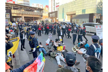 車道に寝そべりデモ妨害疑い 画像