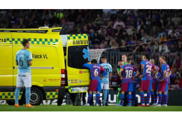 バルセロナDF、頭部衝突で意識失う…脳震盪で搬送 画像