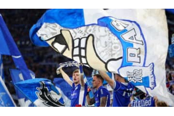 板倉がいるシャルケ、凄いファンが話題。「ビールを頭に乗せて自転車で走る」 画像