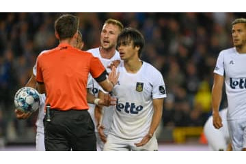 「最悪」「非常に愚か」 三笘薫が蹴り倒された愚行一発退場シーンがこれ 画像