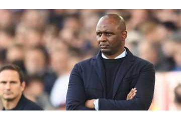 ヴィエラ監督、ファンをマジ蹴り…瞬間の映像が話題 画像