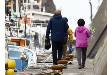 荒れる海面、白い船影 画像