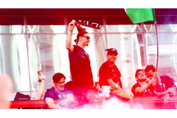 ミランで優勝のイブラヒモヴィッチ、インテル移籍のチャルハノールをイジる 画像