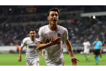 「半年無給だったが…」追放のエジル、フェネルバフチェを去らないと宣言 画像