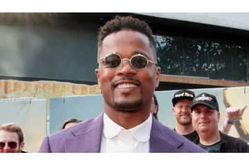 エヴラ、雨の中シャワーキャップとゴーグルで歌う 画像