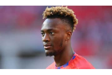 タミー・エイブラハム、転ぶ 画像