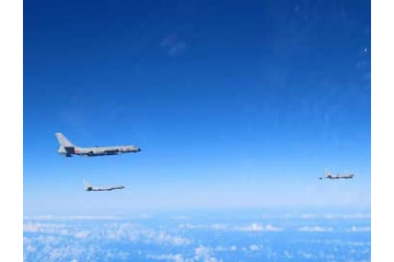 中国爆撃機3機が沖縄通過 画像