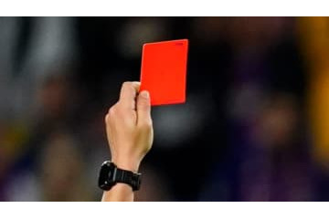 前代未聞！？治療を邪魔する相手選手を突いたメディカルスタッフに一発レッド 画像