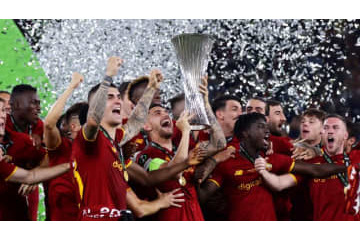 96歳の最年長ファンが感涙！ローマ、UECL優勝トロフィーでサプライズ 画像