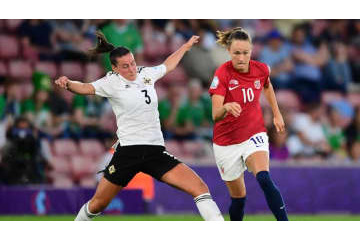 ノルウェー女子代表選手がやった「股抜き3連発」がすごい 画像