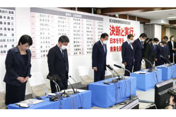 首相、安倍氏死去で黙とう 画像