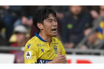 香川真司、因縁DFの顔を触ってイエローカード！一体なにがあった 画像