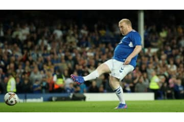 エヴァートン、なんと44歳のファンがPKを蹴る！その理由は「ウクライナ支援」 画像