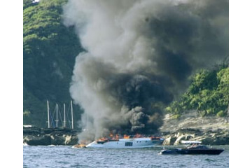 三浦市沖で船炎上 画像
