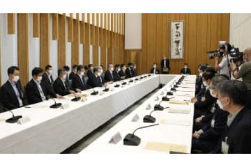 府省庁で弔旗掲揚と黙とう 画像