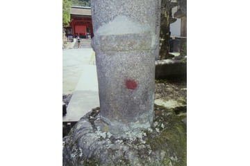 奈良・春日大社の灯籠にペンキか 画像