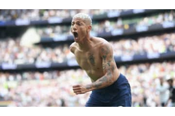 リシャルリソン、得点後に脱いでイエロー…VARで得点取消もイエローは消えず 画像