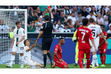 板倉滉、ブンデス初の一発退場！レッドカードを提示されたプレーがこれ 画像