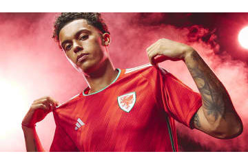 ウェールズ代表、「64年ぶりのW杯」に向けた2022新ユニフォームを発表！ 画像