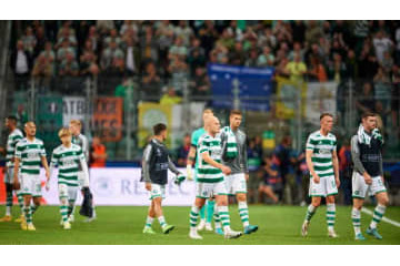 セルティックサポの「エリザベス女王を嘲笑」バナーが物議 画像