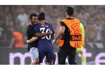 これは怖すぎ…試合中のメッシに飛びついた乱入男の映像がやばい 画像