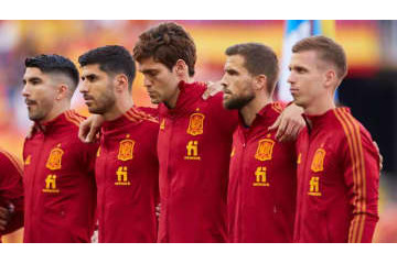 まるでアメフト！スペイン代表の「トランシーバー練習」が話題 画像