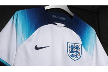イングランド代表、カタールW杯に向けた2022新ユニフォームを発表！デザインは「90年代ユニ」 画像