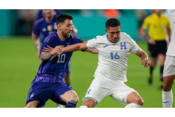 メッシ、密着マーク選手とユニフォーム交換！「開始1分で悟った」と明かす 画像