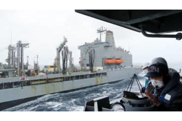 海自艦、米空母と訓練継続 画像