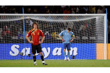 “ゲイ告白”騒動のカシージャスとプジョル、「失礼極まりない」と現役のゲイ選手が酷評 画像