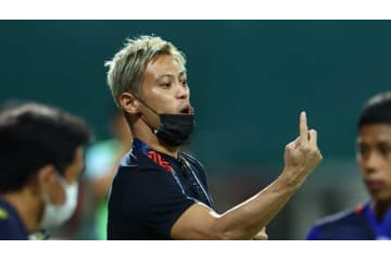 膝を手術した本田圭佑、「どこを痛めつけるか」と励む 画像