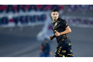 35歳名FWの「謎プレー」…自陣ゴールへドリブル、味方選手を抜き、PKを与える 画像