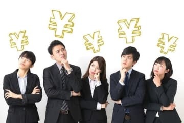 将来、年金を月10万円もらえる人は、会社員として働いているときの年収はいくら必要なの？ 画像