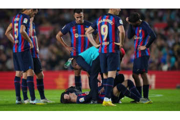 スペイン代表の18歳ガビ、泣く…バルセロナで負傷退場 画像