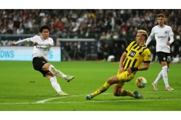 鎌田大地、ドルトムント戦で圧巻ゴール！低空ミドルが炸裂(動画あり) 画像