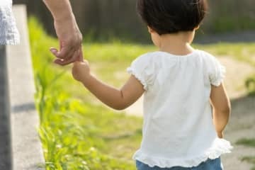 狡猾な嫁にこき使われて過労で入院…孫育ては「むしろ迷惑」と考えるシニア層も？ 画像