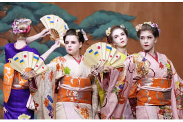 ウクライナ学生、日本舞踊披露 画像